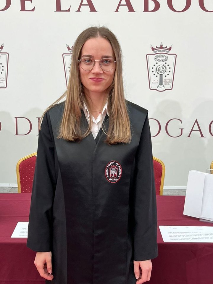 Oksana Hirchak Popel, abogada colegiada en el ICAM, con toga